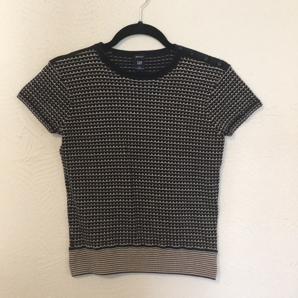 Short sleeved sweater top